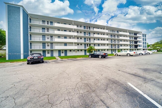 Building Photo - 950 Hillcrest Dr