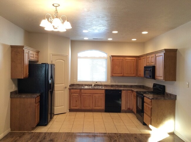 Building Photo - Town Home in Hurricane