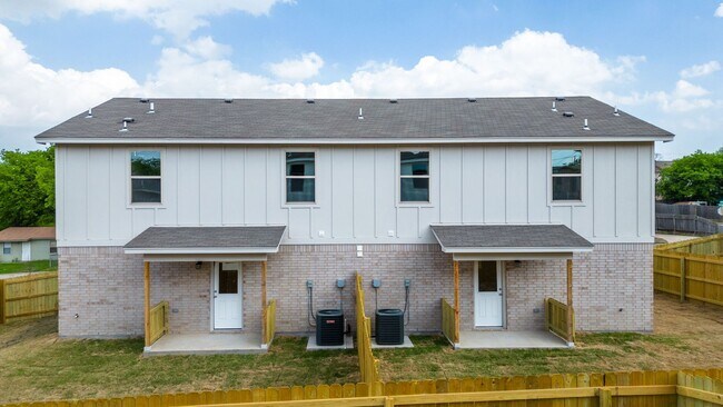 Building Photo - 503 Stringer St