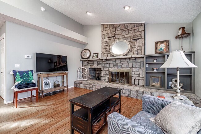 Foto del edificio - Discover this unique, single-level townhom...
