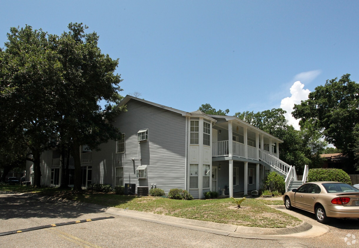 La Chateau Apartments in Pensacola, FL