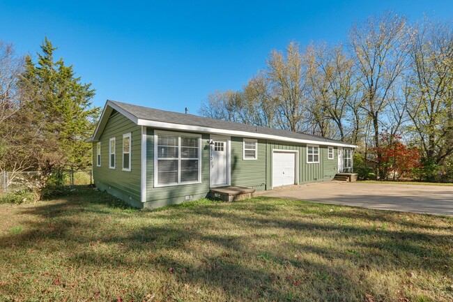 Building Photo - Arrowhead Duplex