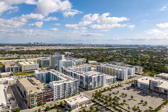 Foto del edificio - Avery Dania Pointe East
