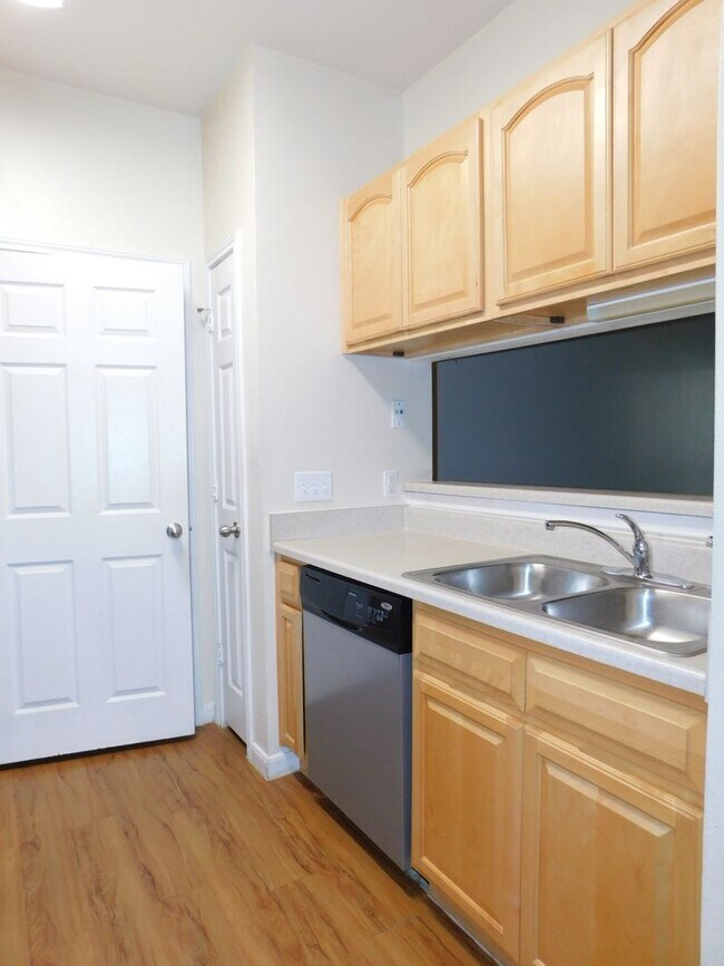 Foto del edificio - Edgecreek Condo for Lease
