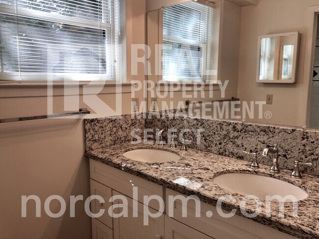 Building Photo - Beautiful 3 bed 2 bath in East Sacramento
