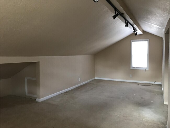 Building Photo - 3257 Cloverdale St
