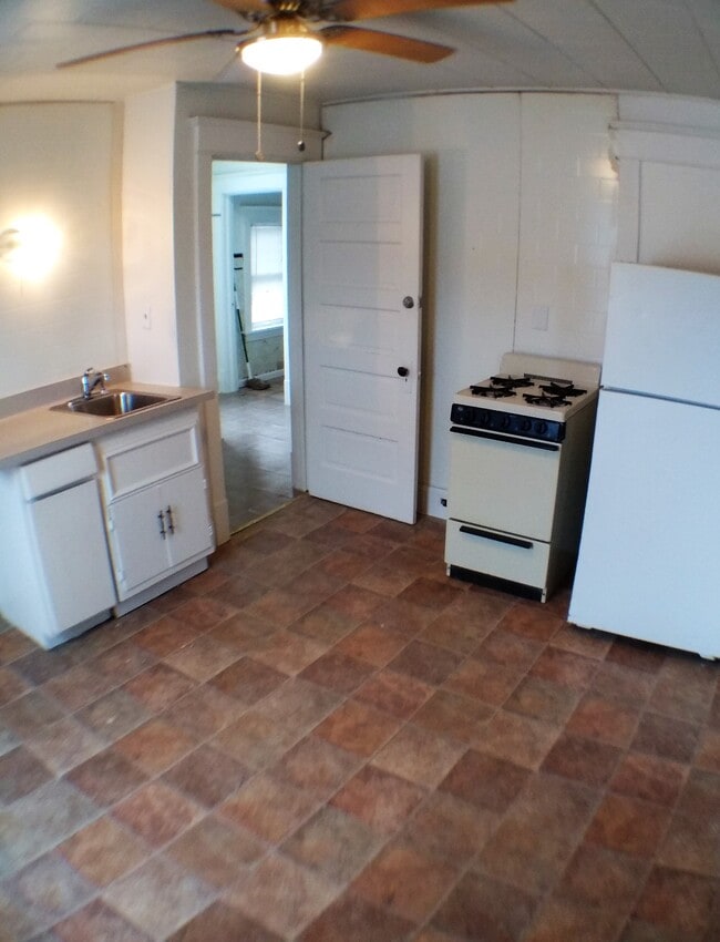 Building Photo - Cozy Racine upper 2br unit