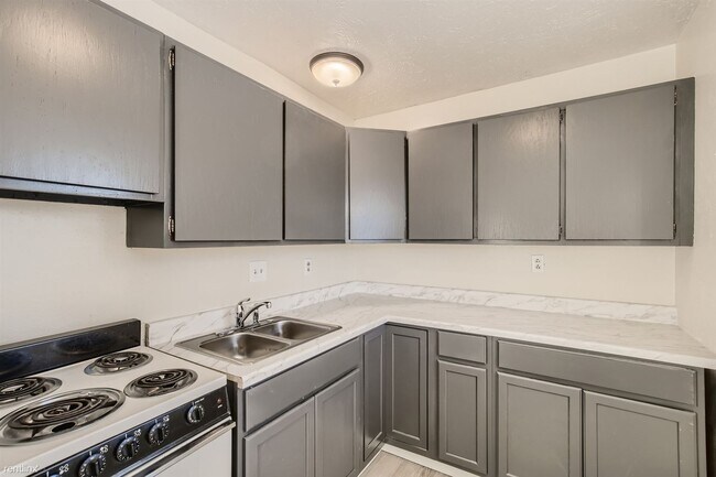Foto del edificio - 2 br, 1 bath Duplex - 1638 Willodene Drive...