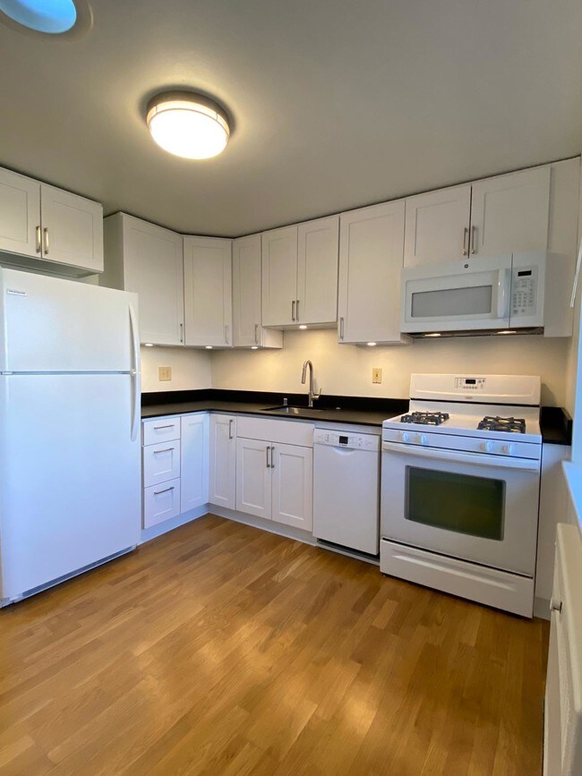 Kitchen - 2731 Franklin Ave E