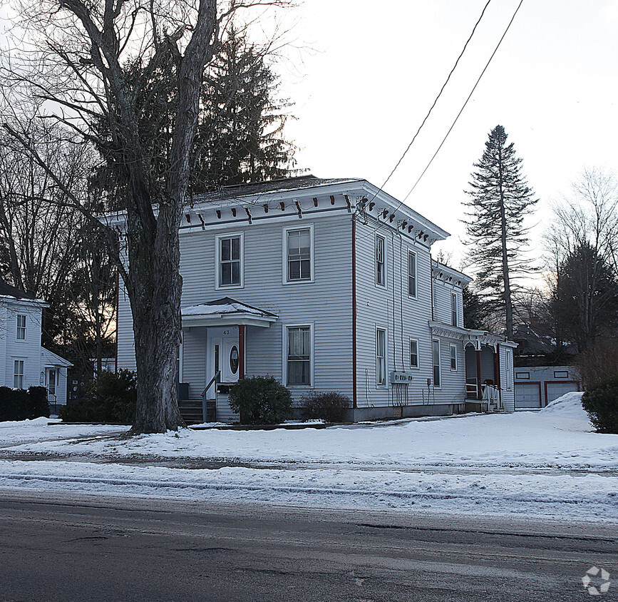 Building Photo - 43 Maple St