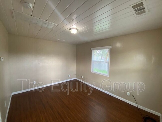 Building Photo - 821 W Houston Ave