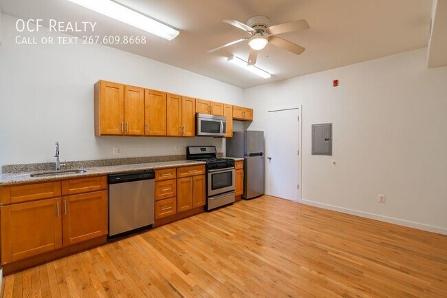 Building Photo - 2 Bed Spruce Hill Apartment