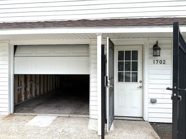 Photo - 1702 Studewood St (Houston, TX) Apartment