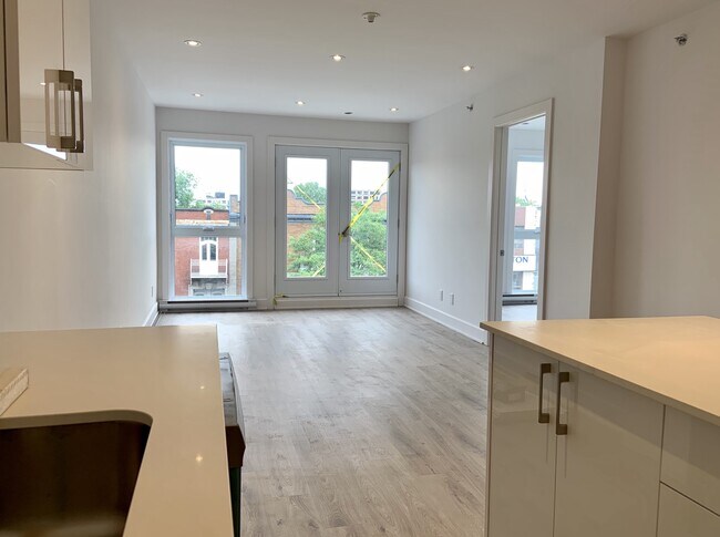Building Photo - 4538 Av Du Parc