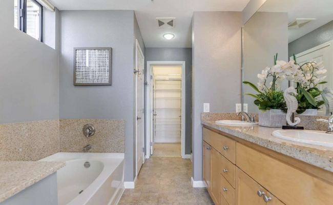 master suite - 800 N 8th St
