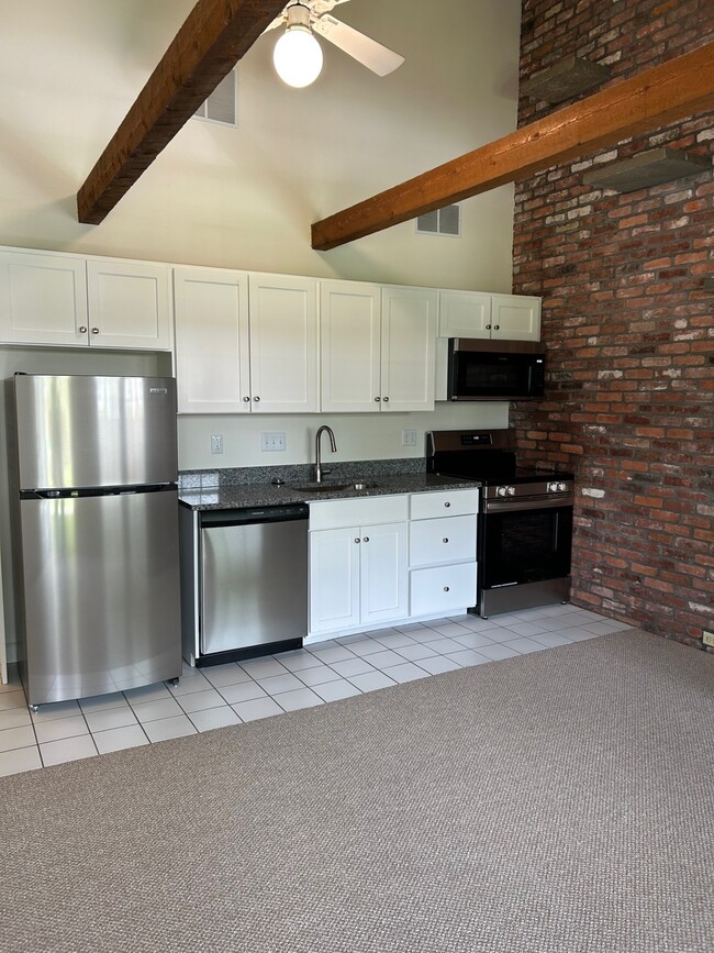 Brand New Kitchen - 1764 Wedgewood Cmn