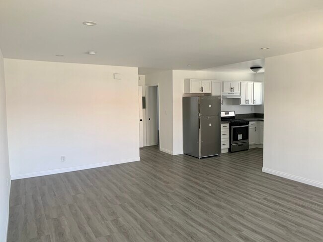 Open floor plan - 3957 Melrose Ave
