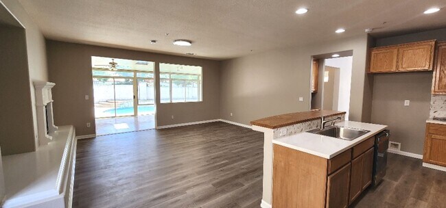 Foto del edificio - Large Spacious and Bright Home for Lease P...