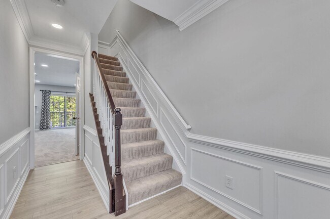 Foto del edificio - Stylish Condo Near Van Dorn Metro with Dual En Suites