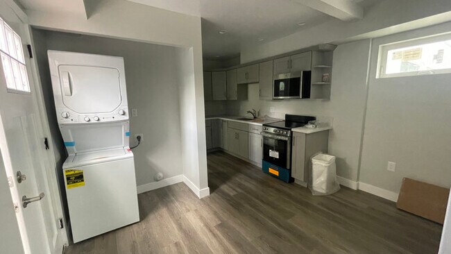 Foto del edificio - 24414 1/2 Senator Ave