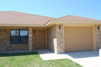 Building Photo - 910 Crymes Ln