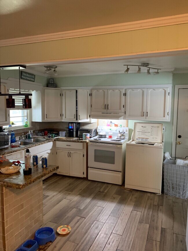Furnished - 512 Baker St
