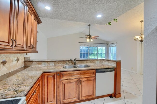 Building Photo - 22552 Middletown Dr