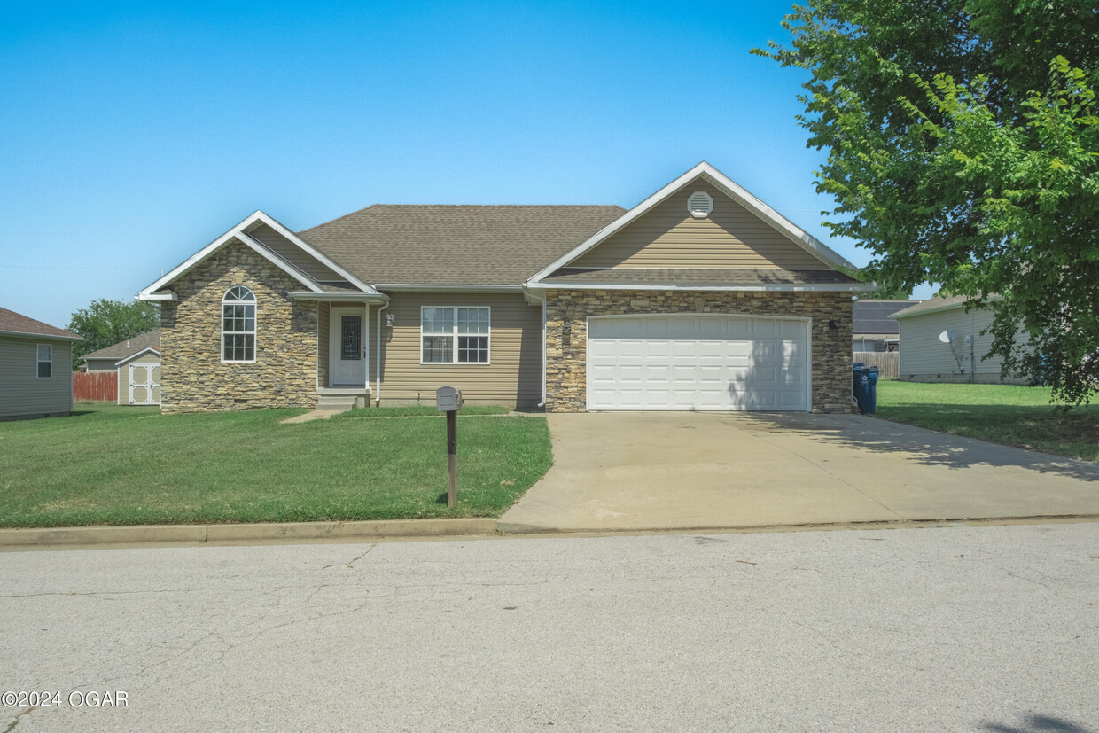 Primary Photo - 715 Derek Ct