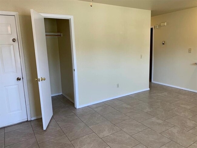 Building Photo - 826 Russell Cir