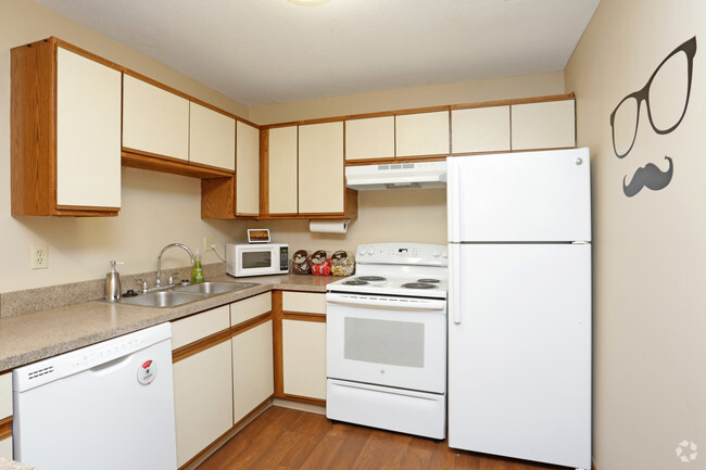 2BR, 1BA - Wellington/800 SF - Kitchen - City Pointe