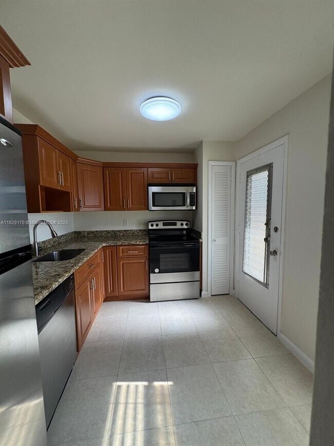 Foto del edificio - 1201 NE 191st St