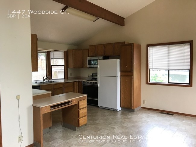 Building Photo - SE 3x1.5 TH/Duplex Coming Available Soon!