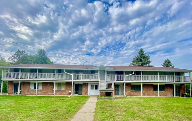 Building Photo - 1630 N Pontiac Trl