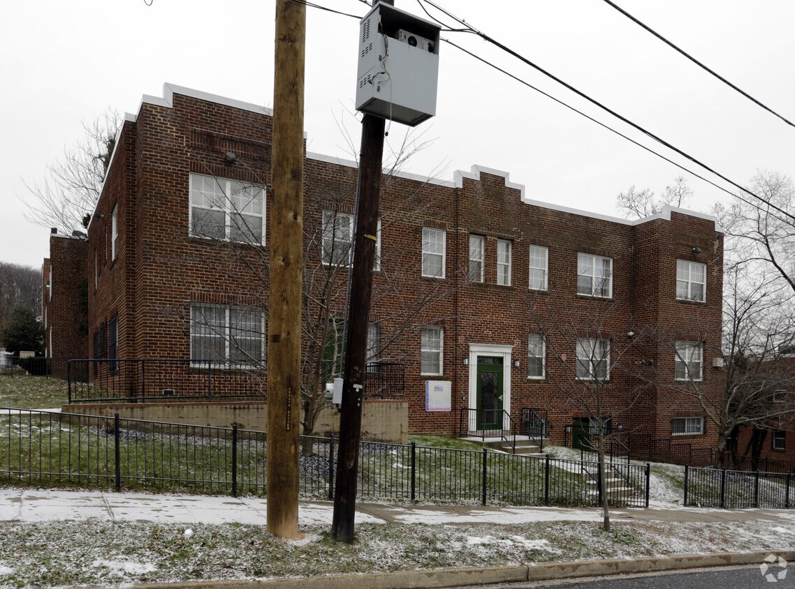 Primary Photo - 1715 V St SE