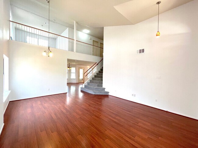 Foto del edificio - Two-story 3 bedroom (+1 bonus loft) and 2....