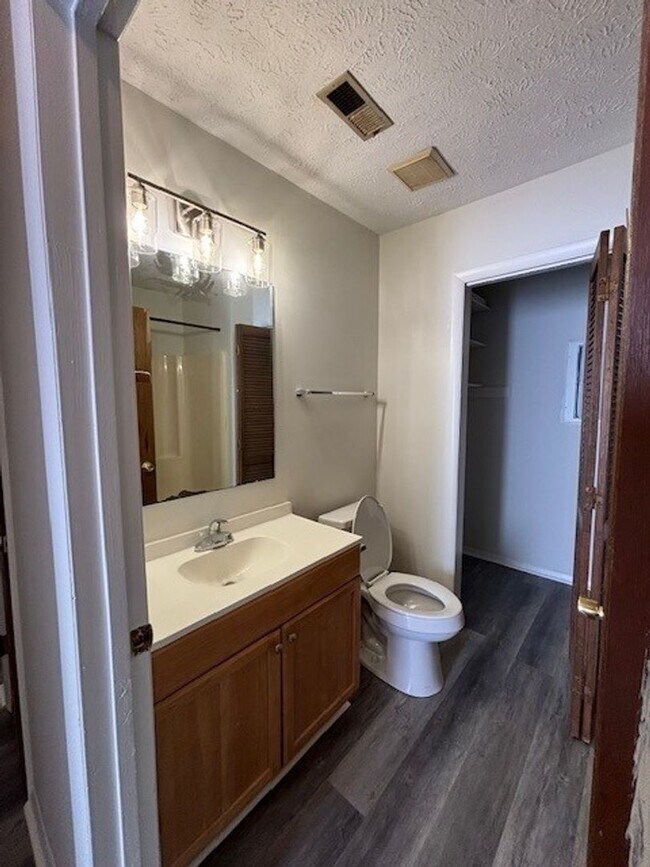 Building Photo - COZY 2 BEDROOM BEAUTY!