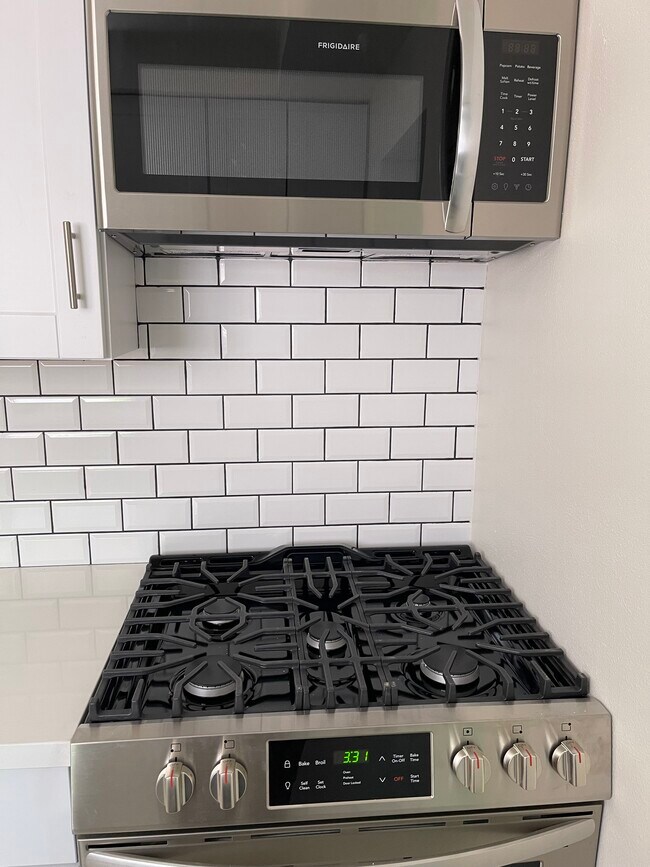 New Range & Microwave - 1115 S La Peer Dr