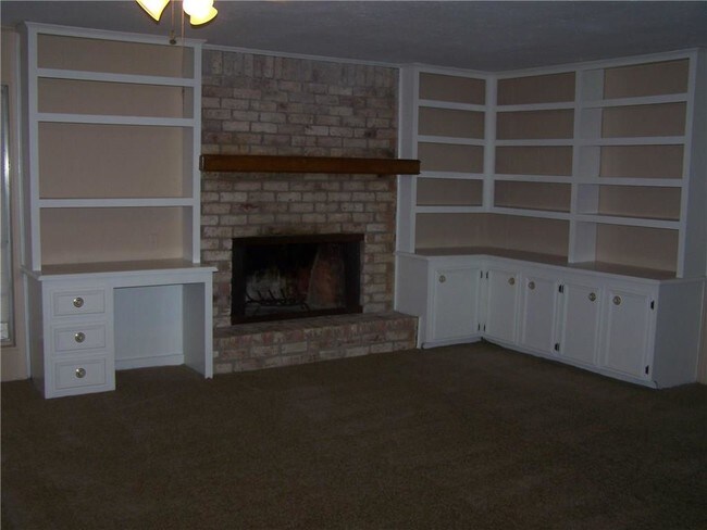 Building Photo - 2203 Live Oak Dr