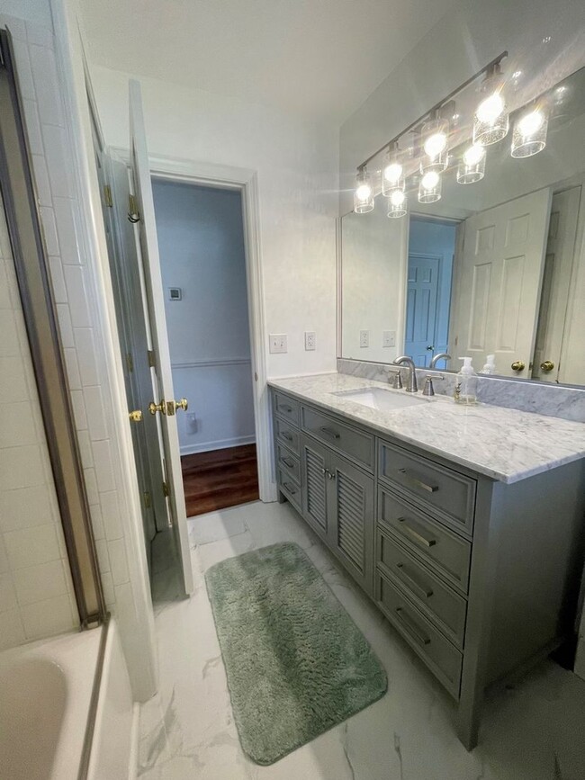 Building Photo - 3 Bedroom Single Family Home in off Masonb...