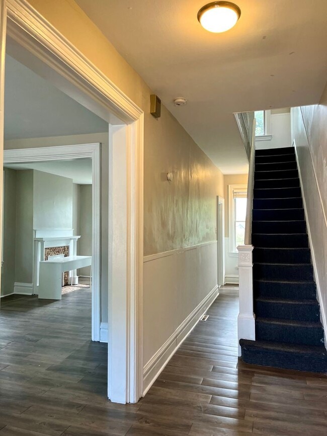 Building Photo - *** Gorgeous Mt. Washington Three Bedroom House * Fully Renovated * Near Grandview Ave * Pet Frie...