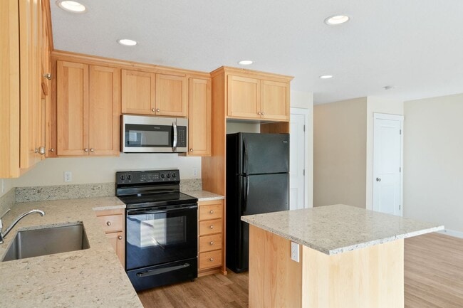 Building Photo - MOVE IN SPECIAL: HALF OFF FIRST MONTH'S RE...