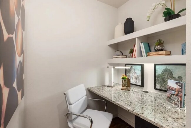 Building Photo - Upscale 1/1 Apt – Style, Comfort & Convenience!