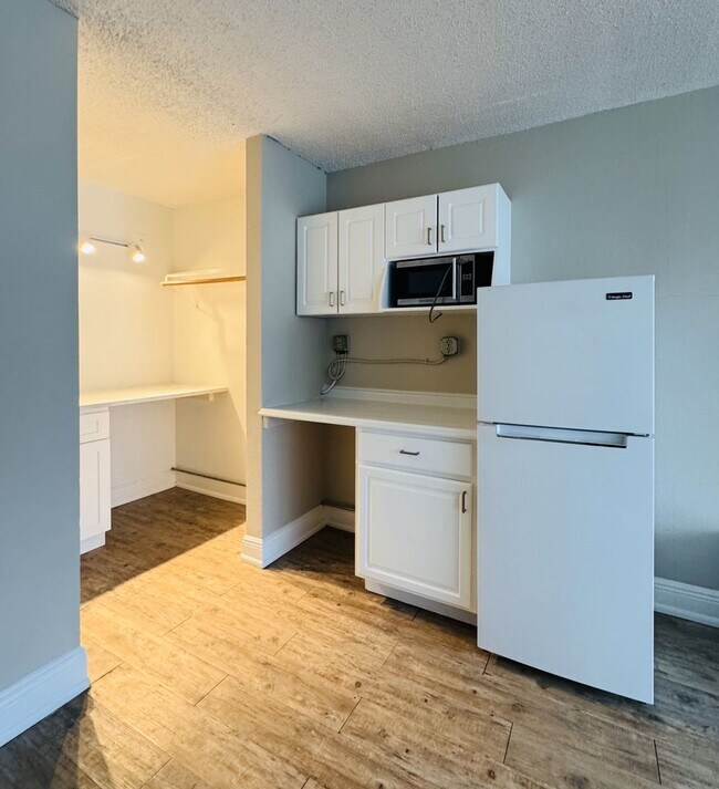 Foto del edificio - Best Deal in the area! Newly renovated Studio apartment - ALL UTILITIES INCLUDED! Studio apartmen...