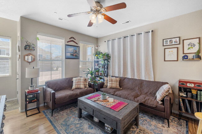 Building Photo - This 3 bed 2.5 bath townhome offers a perf...