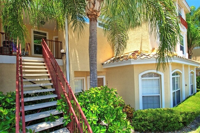 Building Photo - Great Location! 2 story Townhouse with 1 c...