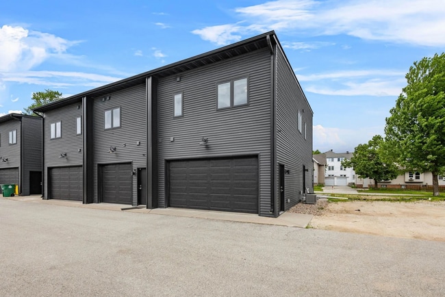 Building Photo - 222 N Van Buren St