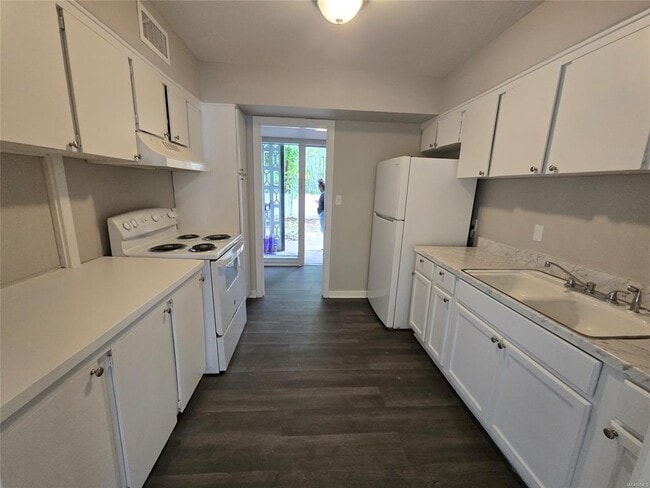 Building Photo - 3739 Wesley Dr