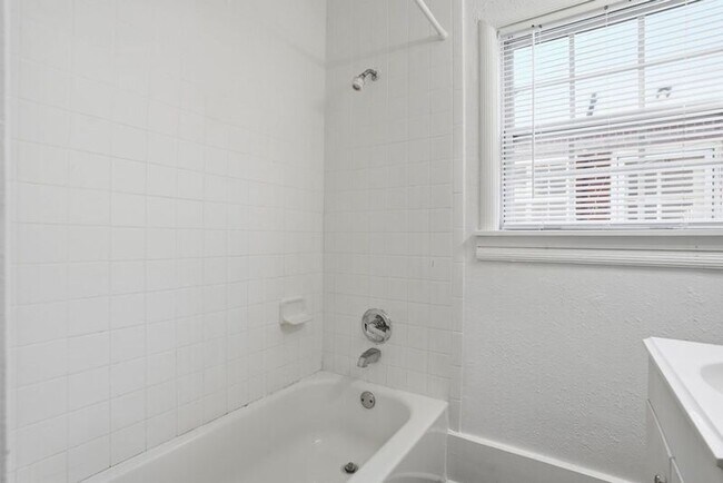 Building Photo - 1539 N Denver Ave