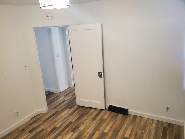 Building Photo - Spacious 3 BR/2 BR Family Home
