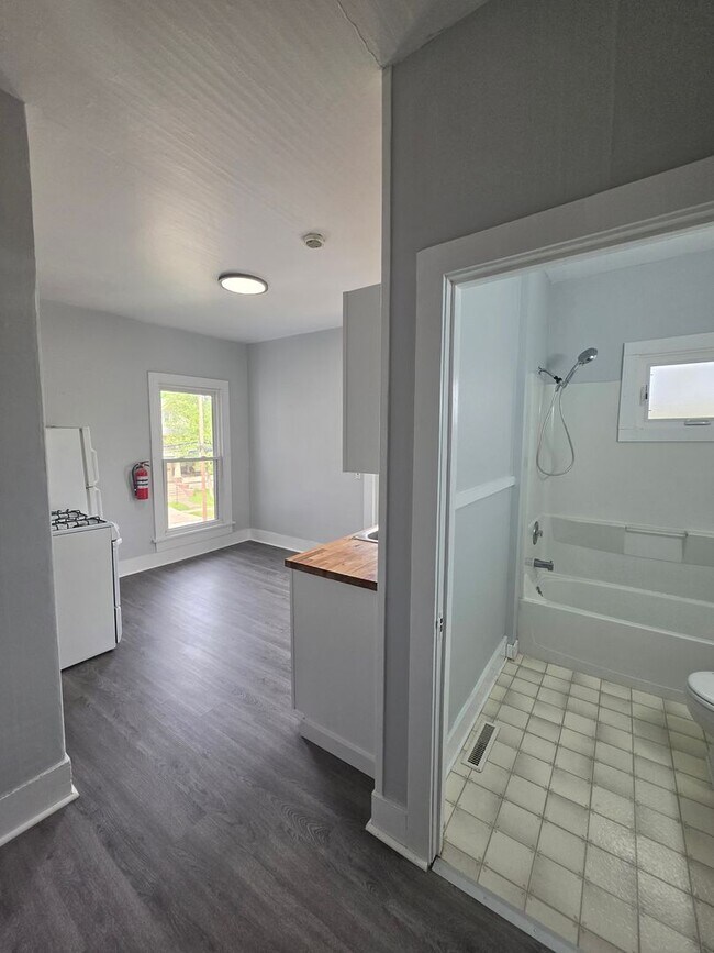 Foto del edificio - Kent 1 Bedroom 1 Bath (Upstairs Apartment)